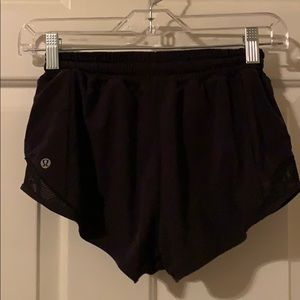 Lululemon Hotty hot 2.5” black shorts